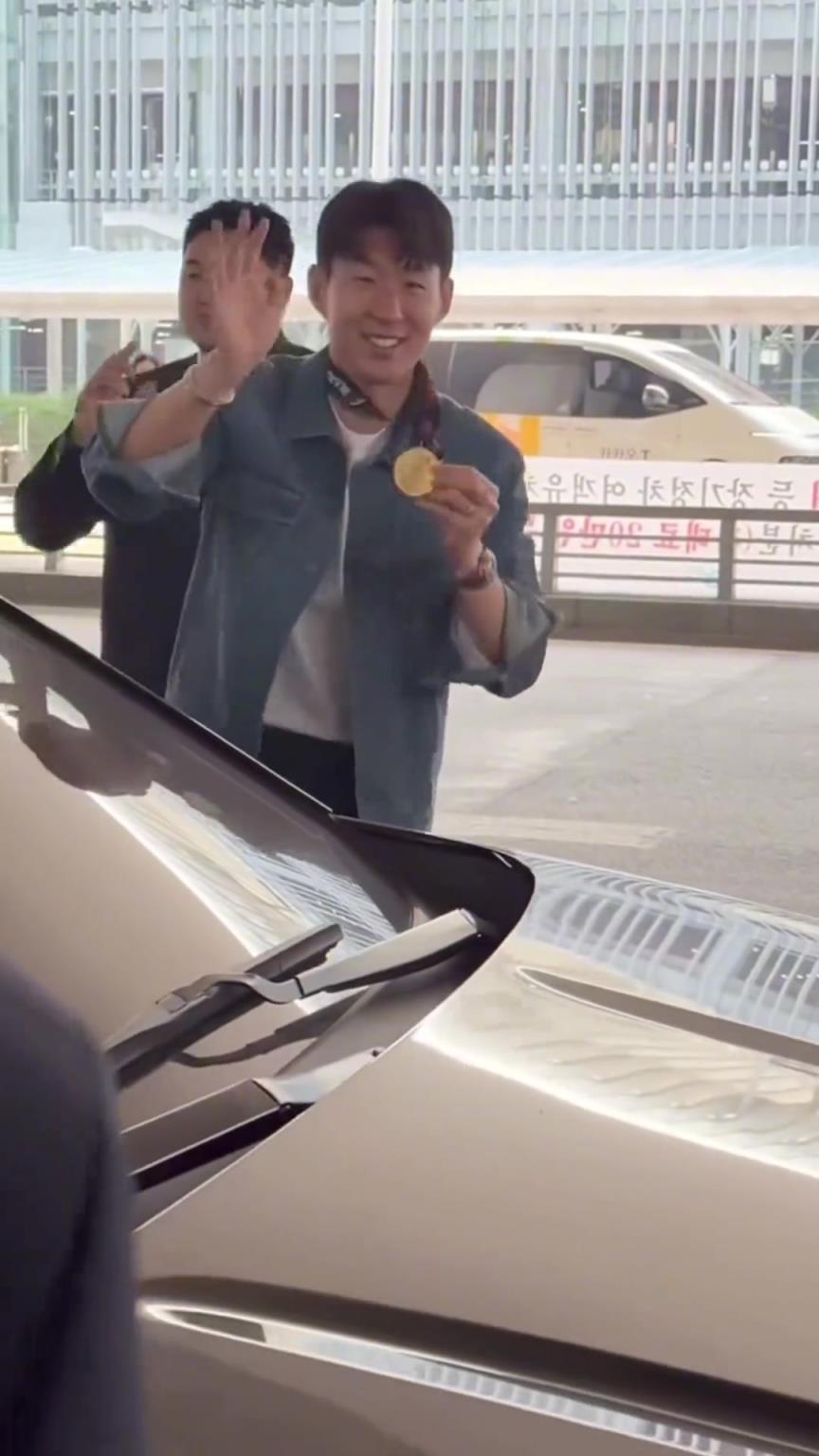 衣錦還鄉(xiāng)！孫興慜返回韓國(guó)，眾多女球迷讓其把歐聯(lián)獎(jiǎng)牌戴上