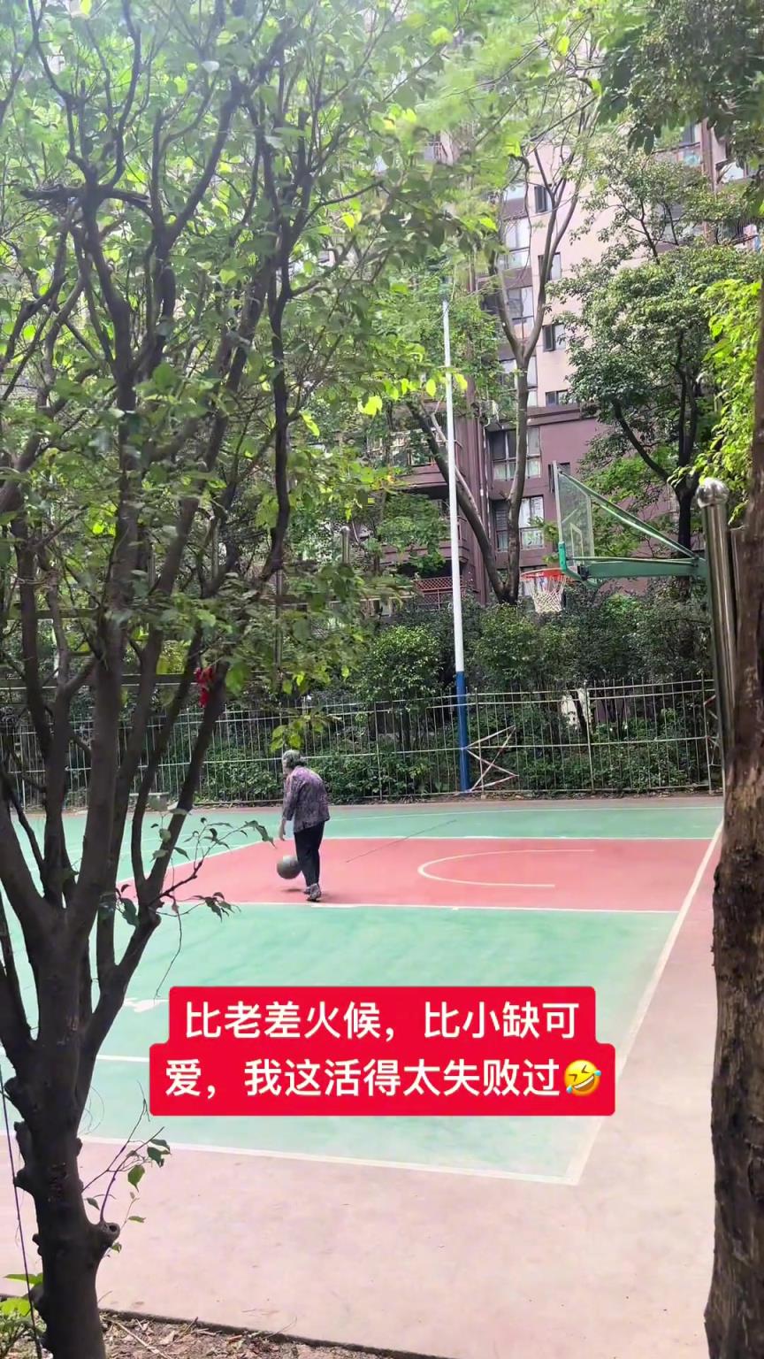 這阿婆單手一投一個(gè)準(zhǔn)，姜還是老的辣
