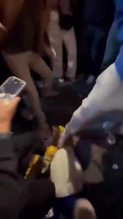 驚！尼克斯大勝步行者后，哈利伯頓遭主場球迷群毆