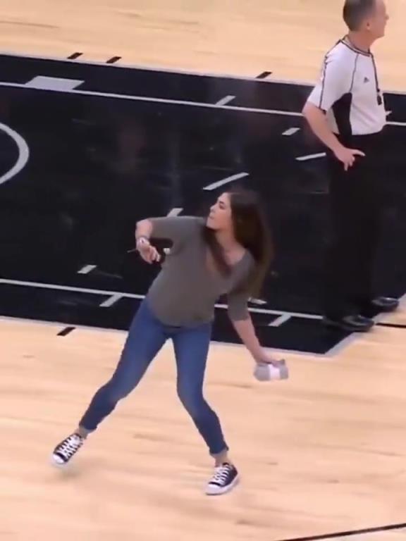 不愧是美國女籃主力，普拉姆的力量太嚇人了