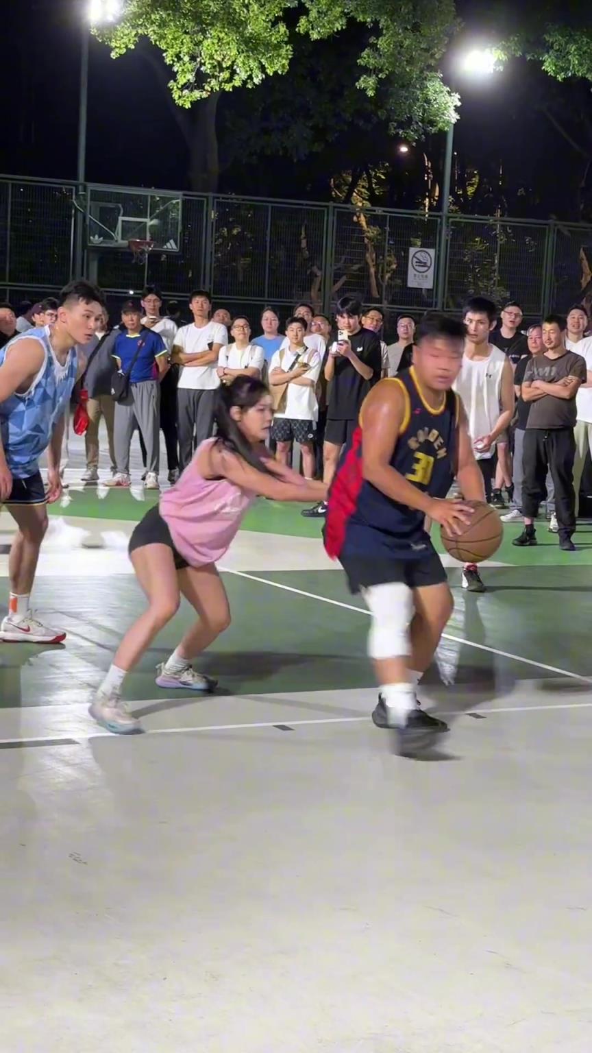 這哥們看見防自己的是女生，一個(gè)勁背打，球也不傳了